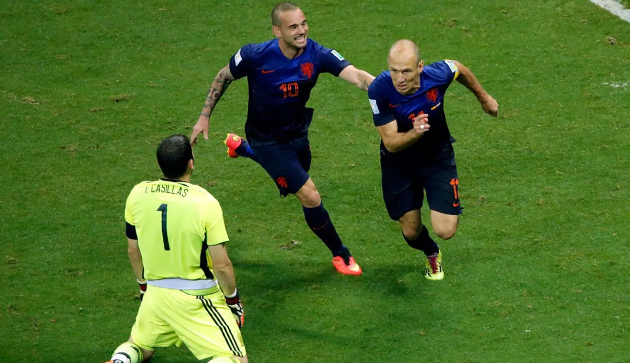 Wesley Sneijder (tengah) mengejar Arjen Robben saat melakukan selebrasi usai menjebol gawang Iker Casillas di laga perdana Grup B di Fonte Nova Arena, Salvador, Brasil, (14/6/2014). (REUTERS/Fabrizio Bensch)