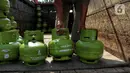 Pekerja melakukan bongkar muat  tabung gas LPG 3kg di Kawasan Tangerang, Banten, Rabu (9/8/2023). (Liputan6.com/Angga Yuniar)