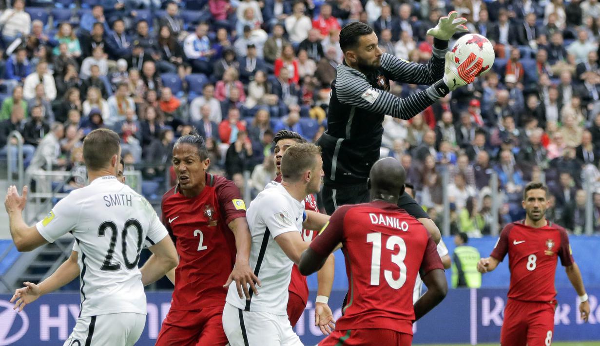 Kiper Portugal, Rui Patricio, menangkap bola saat duel udara dengan pemain Selandia Baru. Kemenangan tersebut cukup untuk mengantarkan Portugal ke semifinal Piala Konfederasi 2017. (AP/Pavel Golovkin)