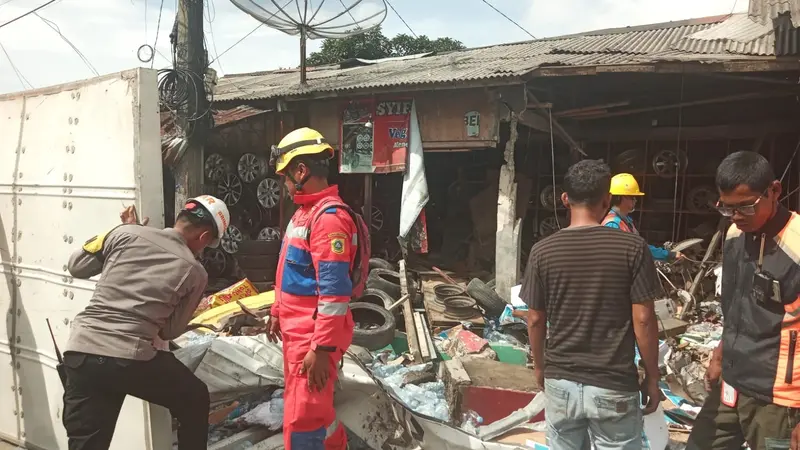 Satu unit truk boks menabrak toko dan sejumlah kendaraan hingga ringsek di Jalan Raya Puncak, tepatnya di Desa Tugu Utara, Kecamatan Cisarua, Kabupaten Bogor, Selasa (23/1/2024)