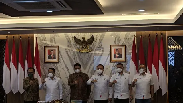Ketua PSSI, Mochamad Iriawan, Menpora, Zainudin Amali, dan Direktur Utama PT Liga Indonesia Baru (LIB), Akhmad Hadian Lukita menghadap Koordinator PPMK luar Jawa-Bali, Airlangga Hartarto.
