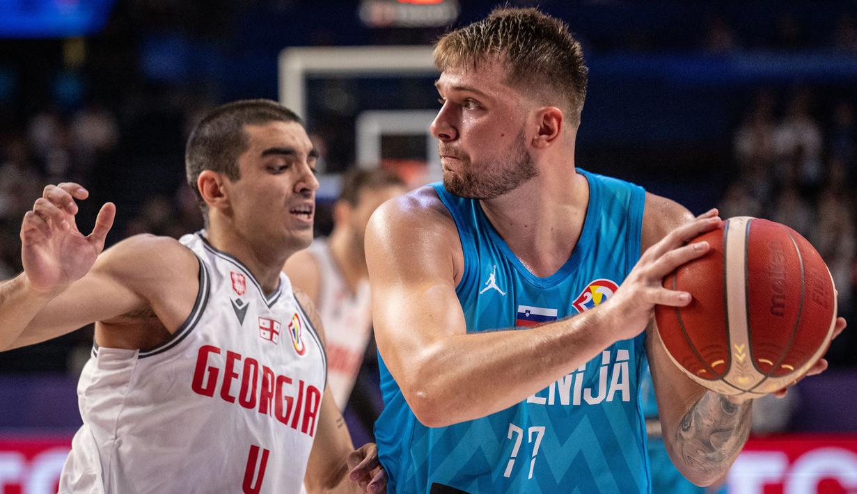 Luka Doncic yang membela Slovenia pada ajang Piala Dunia FIBA 2023 lalu menjadi pemain dengan raihan rataan poin tertinggi yaitu mencapai 27 poin dari 8 laga yang dijalani. Pemain berusia 24 tahun yang kini bermain bersama Dallas Maverick di NBA ini mampu membawa Slovenia finis di peringkat ke-7. (AFP/Yuichi Yamazaki)
