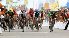 Para pebalap berlomba menjadi yang tercepat pada etape ke-8 Tour de Singkarak 2016 di Kota Padang, Sumatera Barat, Minggu (14/8/2016). (Bola.com/Nicklas Hanoatubun)