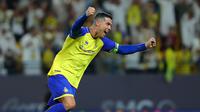 Pemain Al-Nassr, Cristiano Ronaldo melakukan selebrasi setelah mencetak gol penyeimbang 1-1 ke gawang Abha melalui ekseksusi tendangan bebas pada laga pekan ke-21 Liga Pro Arab Saudi 2022/2023 di Mrsool Park, Riyadh, Minggu (19/03/2023) WIB. Laga dimenangkan oleh Al-Nassr dengan skor 2-1. (Twitter/@AlNassrFC)