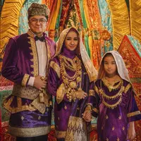 Laudya Cynthia Bella, Engku Emran serta anak perempuannya. (Instagram/melly_goeslaw)