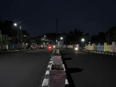 Suasana sepi di kawasan Kanal Banjir Timur (KBT), Jakarta, Minggu (5/4/2020). Merebaknya pandemi virus corona COVID-19 menyebabkan kawasan KBT sunyi akibat pasar malam ditiadakan. (merdeka.com/Iqbal S. Nugroho)