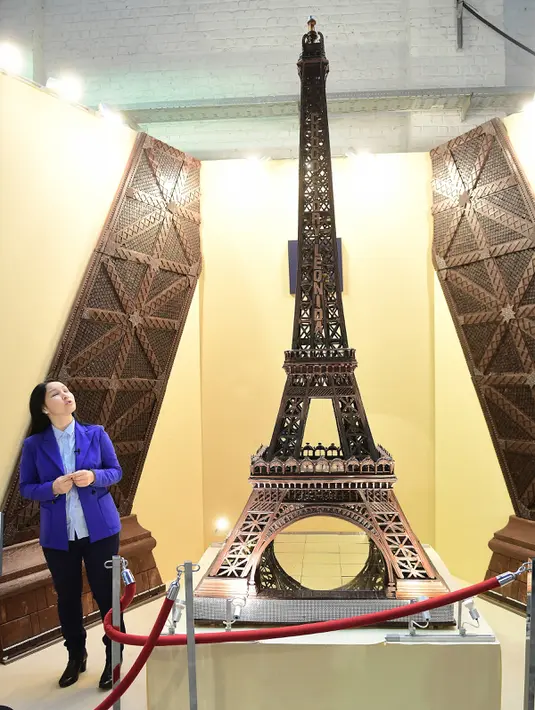 Coklat berbentuk Menara Eiffel yang dipamerkan dalam acara Brussels Chocolate Fair di Brussels, Belgia (10/2). Pameran ini berlangsung hingga 13 Februari 2017. (AFP/Emmanuel Dunand)