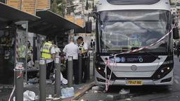 Polisi Israel menyebut insiden tersebut terjadi di Persimpangan Ramot ketika dua penyerang datang dengan mobil, lalu melepaskan tembakan ke arah warga yang sedang menunggu bus. (AP Photo/Mahmoud Illean)