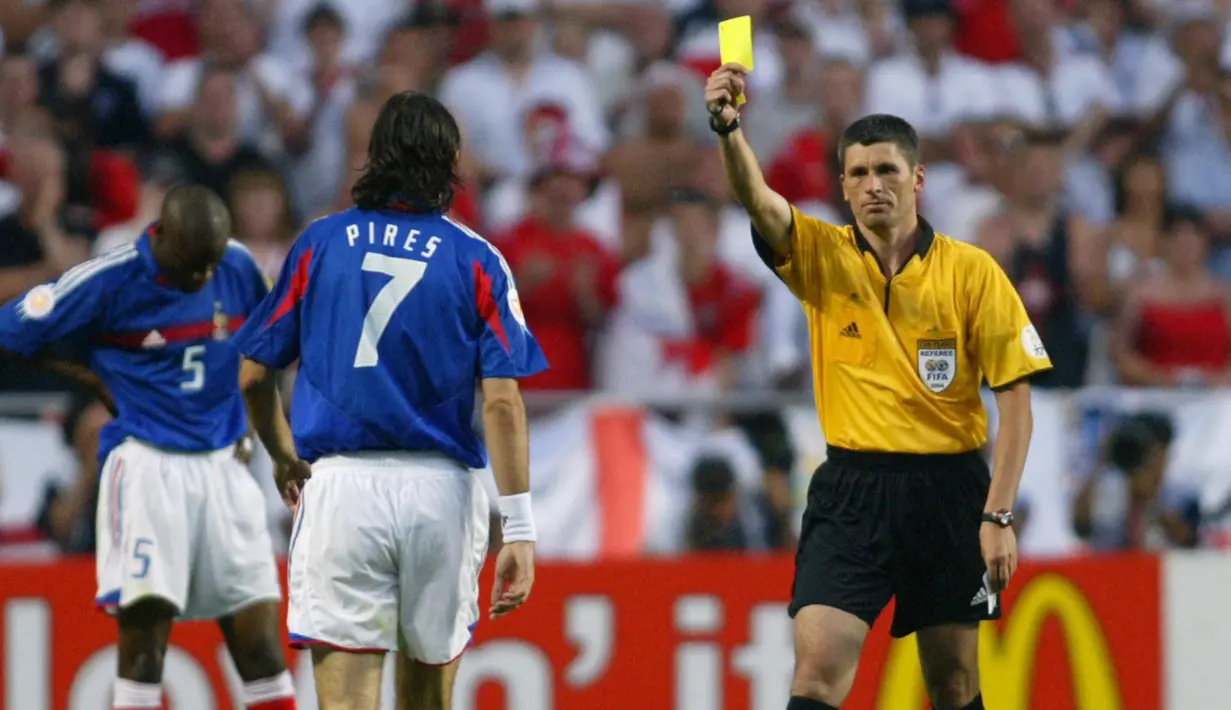 Wasit asal Jerman ini pemegang jumlah terbanyak dalam memimpin pertandingan di Liga Jerman, bahkan ia mendapatkan penghargaan Best Referee of the Year sebanyak 3 kali. (Foto: AFP/Adrian Dennis)