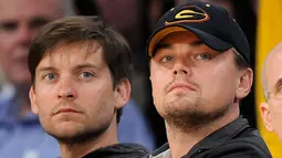 Tobey Maguire dan Leonardo DiCaprio. (KEVORK DJANSEZIAN / GETTY IMAGES NORTH AMERICA / AFP)