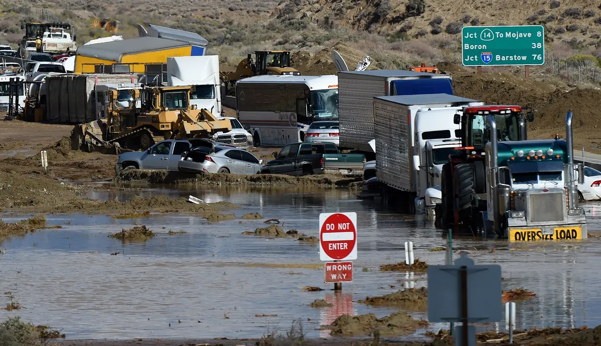 Ratusan kendaraan terjebak di jalan akibat tanah longsor di California Highway 58 di Mojave, Sabtu (16/10/2015). Tanah longsor akibat hujan deras yang mengguyur kawasan tersebut. (AFP Photo/Mark Ralston)
