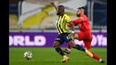 Pemain Fenerbahce, Enner Valencia (kiri) berusaha melewati pemain Kaysersispor, Aziz Behich dalam lanjutan Turkish Super League di Istanbul, Senin (25/1/2021). (Foto: AFP/Ozan Kose)