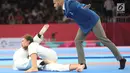 Atlet Jujitsu putri Indonesia Simone Julia mengunci Tsogkhuu Udval dari Mongolia saat bertanding pada nomor final putri 62 kg Asian Games 2018, Jakarta, Sabtu (25/8). Simone gagal mempersembahkan medali perunggu. (Merdeka.com/Arie Basuki)