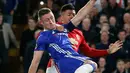 Pemain Chelsea, Gary Cahill (kiri) dan pemain Manchester United (MU), Marcos Rojo berebut bola dalam perempat final Piala FA di Stadion Stamford Bridge, Senin (13/3). Chelsea lolos ke semifinal Piala FA setelah menang 1-0 atas MU (AP Photo/Frank Augstein)