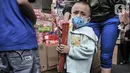 Seorang anak membeli kembang api yang dijual di Pasar Asemka, Jakarta, Selasa (28/12/2021). Pedagang di Pasar Asemka pun mengaku penjualan petasan dan kembang api saat ini mengalami penurunan. (merdeka.com/Iqbal S Nugroho)