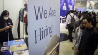 Para pencari kerja mengunjungi stan perusahaan dalam acara bursa kerja 'Indonesia Career Expo' di Gedung Smesco, Jakarta Selatan, Kamis (11/1/2024). (Liputan6.com/Angga Yuniar)