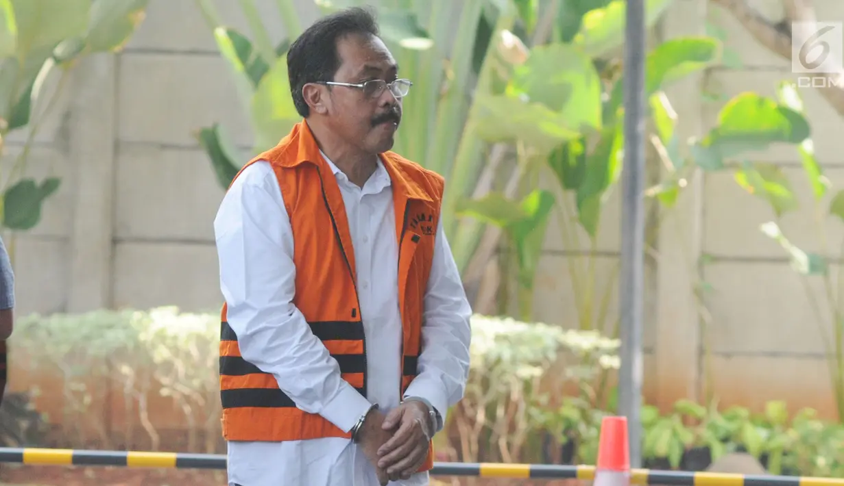 Gubernur Kepulauan Riau nonaktif Nurdin Basirun bersiap menjalani pemeriksaan di Gedung KPK, Jakarta, Selasa (13/8/2019). Nurdin Basirun diperiksa sebagai saksi untuk tersangka pengusaha Abu Bakar terkait suap izin lokasi rencana reklamasi di wilayah Kepulauan Riau. (merdeka.com/Dwi Narwoko)