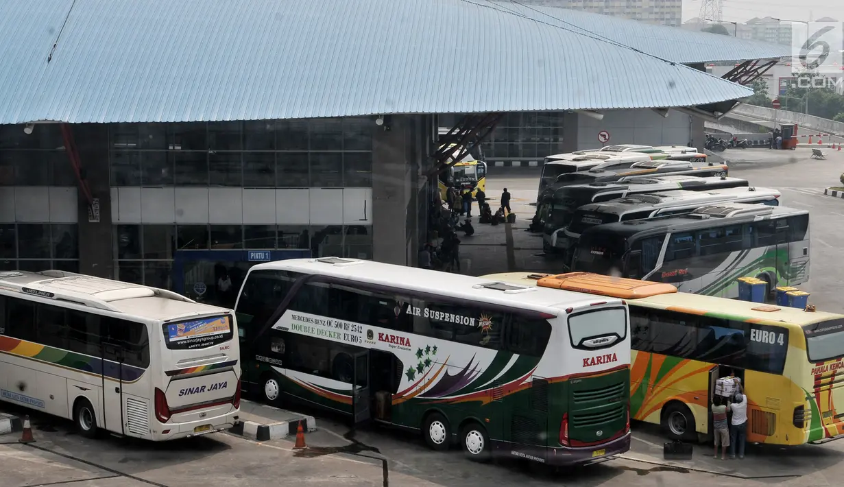 Deretan bus antarkota antarprovinsi (AKAP) untuk pemudik berjejer di Terminal Pulo Gebang, Jakarta, Minggu (3/6). Para penumpang mengaku sengaja lebih awal mudik ke kampung halaman. (Merdeka.com/Iqbal Nugroho)