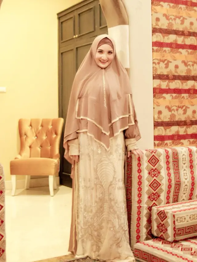 6 Potret Kiki Amalia Tampil dengan Hijab, Curi Perhatian