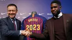 Bek asal Prancis, Samuel Umtiti dan Presiden Barcelona Josep Maria Bartomeu bersalaman pada pengumuman perpanjangan kontraknya di stadion Camp Nou, Senin (4/6). Umtiti secara resmi memperpanjang kontrak dengan Barcelona hingga 2023. (AP/Manu Fernandez)