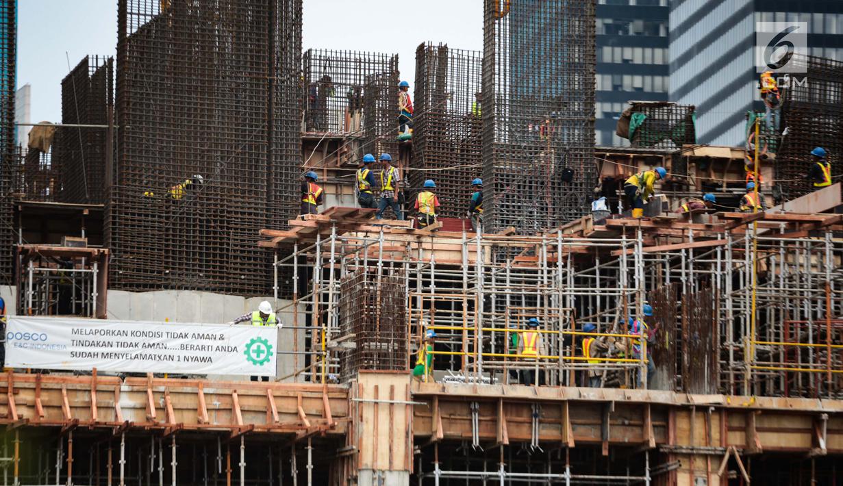 Pekerja melakukan pembangunan proyek LRT Kuningan di Jakarta, Sabtu (1/12). Badan Pusat Statistik mencatat sebanyak 70,49 juta orang (56,84 persen) bekerja pada kegiatan informal selama setahun terakhir. (Liputan6.com/Faizal Fanani)