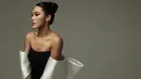 Terakhir, Winona tampil bergaya klasik dengan strapless hitam dan ribbon sleeve putih satin [@bubahalfian]