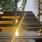 Desain taman amphitheatre di rumah tropis yang tetap menjaga privasi penghuninya. (dok. tangkapan layar YouTube Atelier Riri)