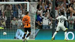 Selebrasi striker Real Madrid, Vinicius Junior (kanan) setelah mencetak gol ke gawang Shakhtar Donetsk pada fase Grup F Liga Champions 2022/2023 di Santiago Bernabeu Stadium, Madrid (5/10/2022). Satu gol dicetak Vinicius Junior ke gawang Shakhtar Donetsk di matchday ketiga fase grup Liga Champions musim 2022/2023 (5/10/2022). (AFP/Thomas Coex)
