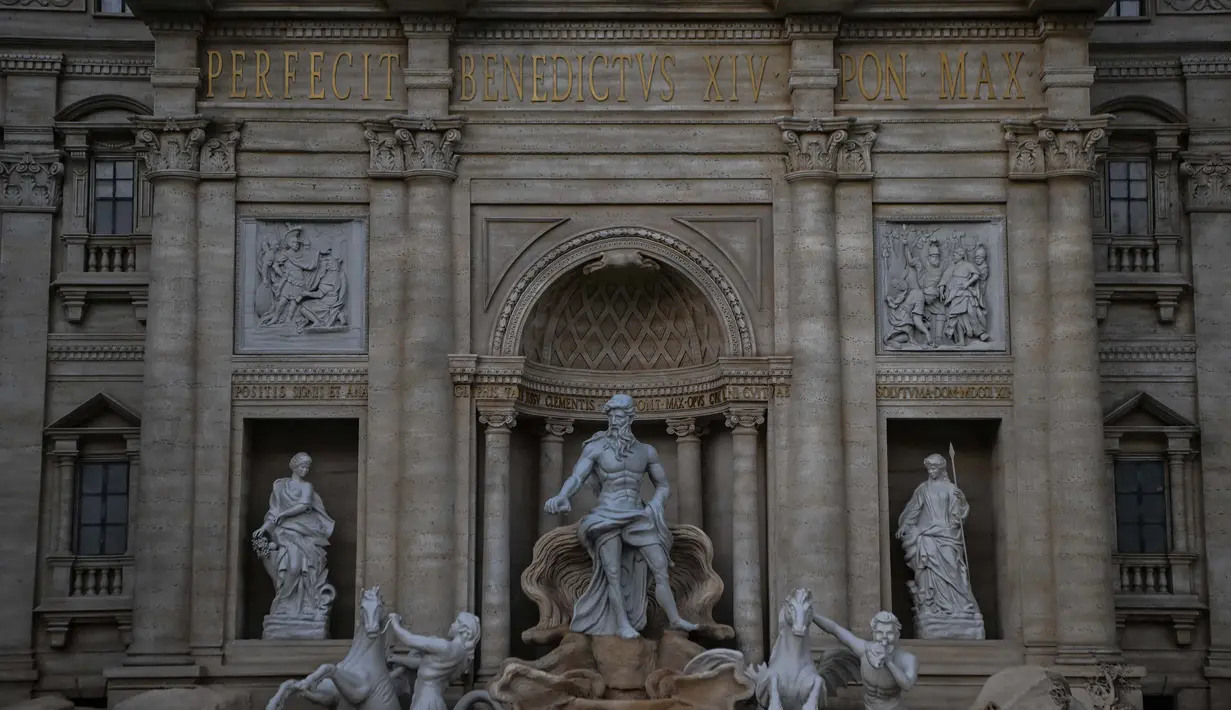 Air Mancur Trevi adalah sebuah air mancur di distrik Trevi, Roma, Italia, yang dirancang oleh arsitek Italia Nicola Salvi dan diselesaikan oleh Pietro Bracci. (AFP/NELSON ALMEIDA)