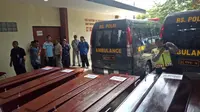 RS Polri berhasil identifikasi lima jenazah korban KM Zahro Expres, di RS Polri, Jakarta Timur, Kamis (5/1/2017). (Nanda Perdana Putra/Liputan6.com)