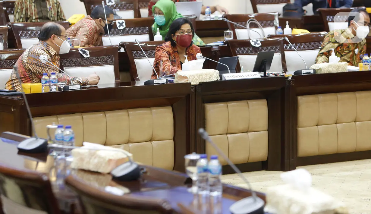 Menteri Keuangan Sri Mulyani Indrawati (kanan) mengikuti rapat kerja bersama Komisi XI DPR di Kompleks Parlemen, Senayan, Jakarta, Kamis (10/6/2021). Rapat tersebut membahas pagu indikatif Kementerian Keuangan dalam RAPBN 2022. (Liputan6.com/Angga Yuniar)