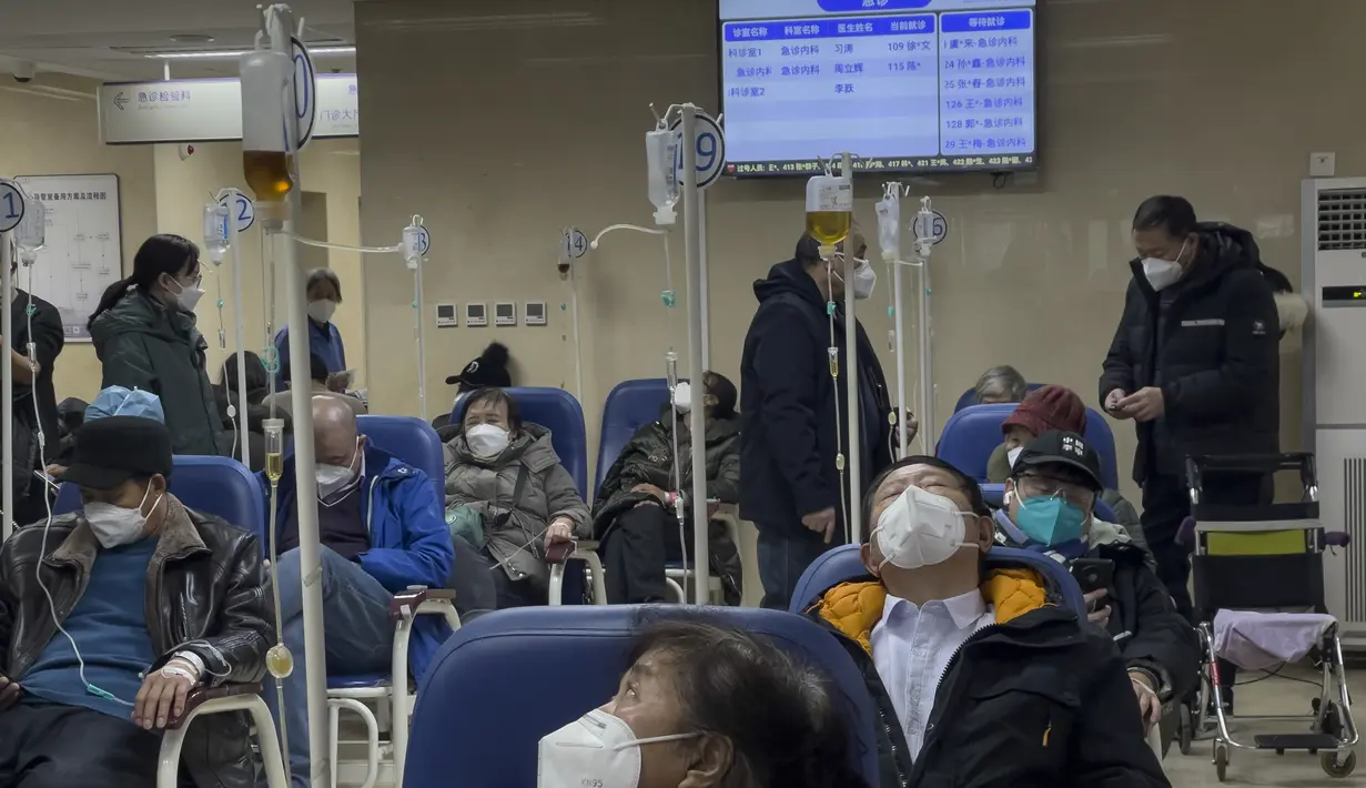 Pasien menerima infus di bangsal darurat sebuah rumah sakit di Beijing, Kamis (5/1/2023). Pasien, kebanyakan dari mereka lansia, berbaring di tandu di lorong dan menerima oksigen sambil duduk di kursi roda saat kasus COVID-19 melonjak di ibu kota China, Beijing. (AP Photo/Andy Wong)