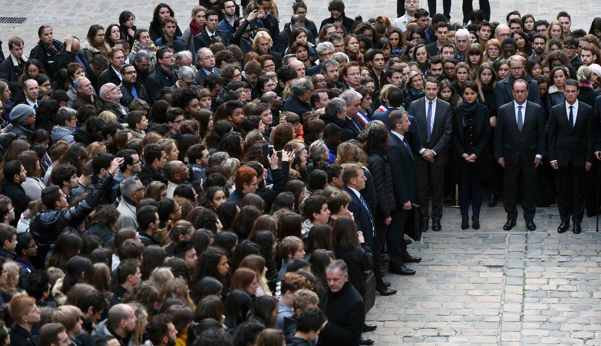 Presiden Perancis Francois Hollande (kedua kanan) dan pejabat lainnya beserta mahasiswa yang hadir untuk melakukan a minute of silence atau hening selama satu menit di Universitas Sorbonne, Paris, Perancis, (16/11/2015).  (REUTERS/Stephane de Sakutin) 