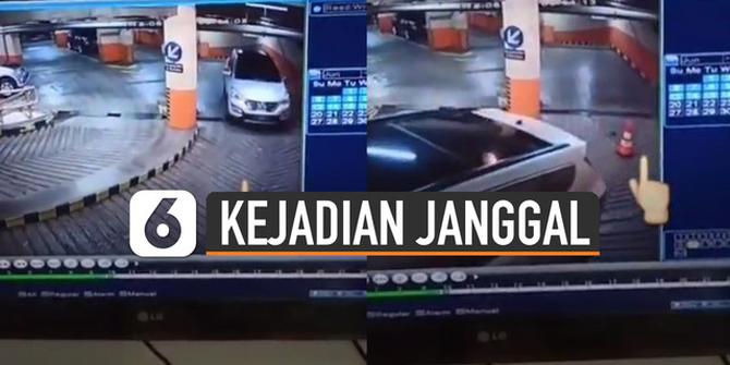 VIDEO: Ngeri, Kerucut Tiba-Tiba Muncul Setelah Mobil Melintas di Parkiran Mall