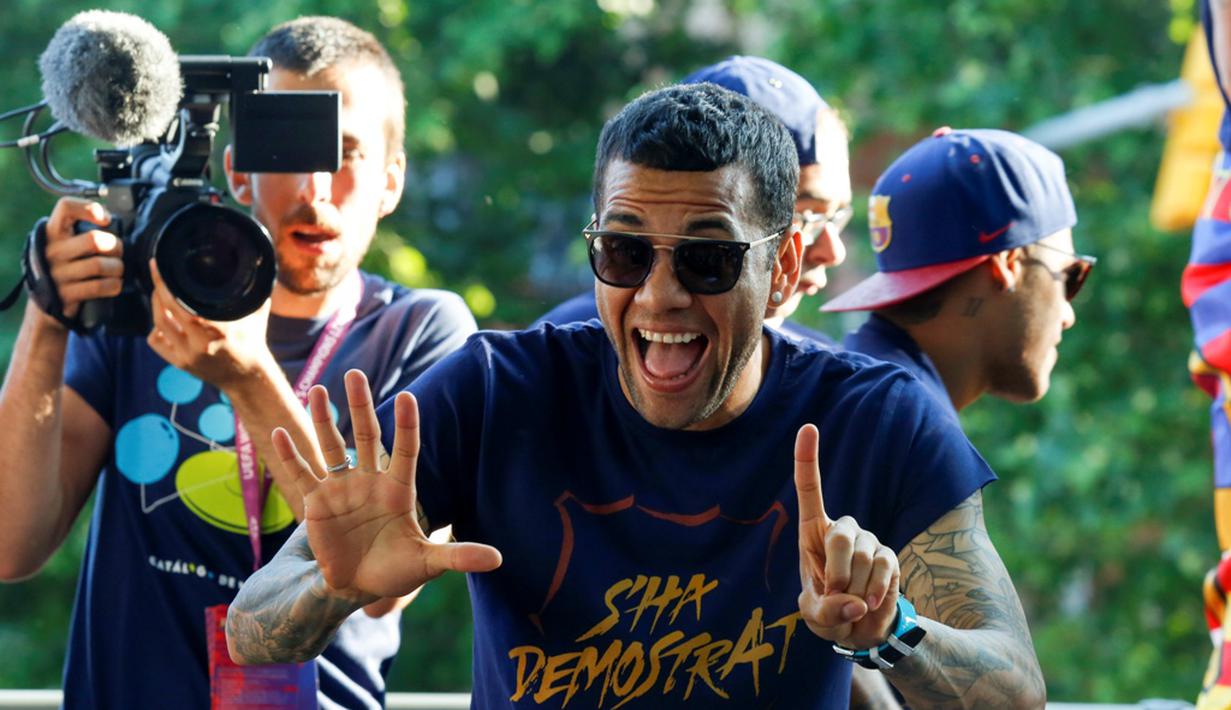 Ekspresi Dani Alves saat mengikuti pawai untuk merayakan gelar La Liga ke-24, Minggu (15/5/2016). (AFP/Pau Barrena)