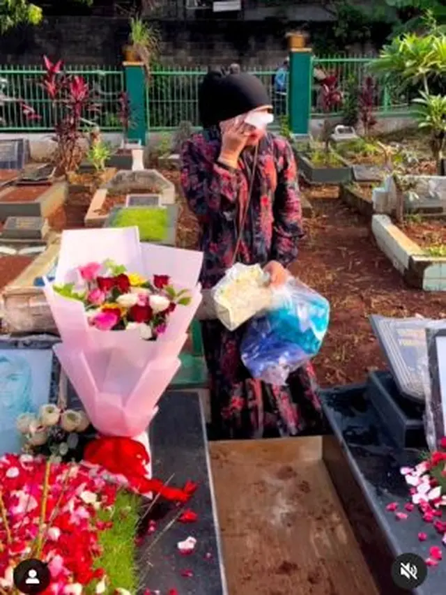 Mengenang Satu Tahun, Ini 6 Momen Haji Faisal Ziarah ke Makam Vanessa dan Bibi Ardiansyah