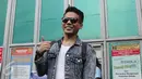 Senyum muncikari artis, Robby Abbas saat menghirup udara bebas di LP Cipinang, Jakarta, Selasa (10/5). Robby yang disebut-sebut mampu memasarkan sejumlah artis kepada pria hidung belang dengan tarif selangit, bebas bersyarat (Liputan6.com/Herman Zakharia)