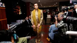 Bintang Youtube Piko Taro yang bernama asli Kazuhiko Kosaka saat menghadiri konfrensi pers di Club of Japan, Tokyo (28/10).  Piko Taro mendapat penghargaan dari Guinness World Records lewat lagu berjudul Pen Pineapple Apple Pen. (Reuters/Issei Kato)