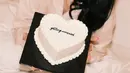 Para sahabat pun memberikan cake love putih bertuliskan “getting merried”. Yasmine Ow pun tampil dengan riasan natural memerlihatkan lipstik glossynya. [@yxsmine.ow]