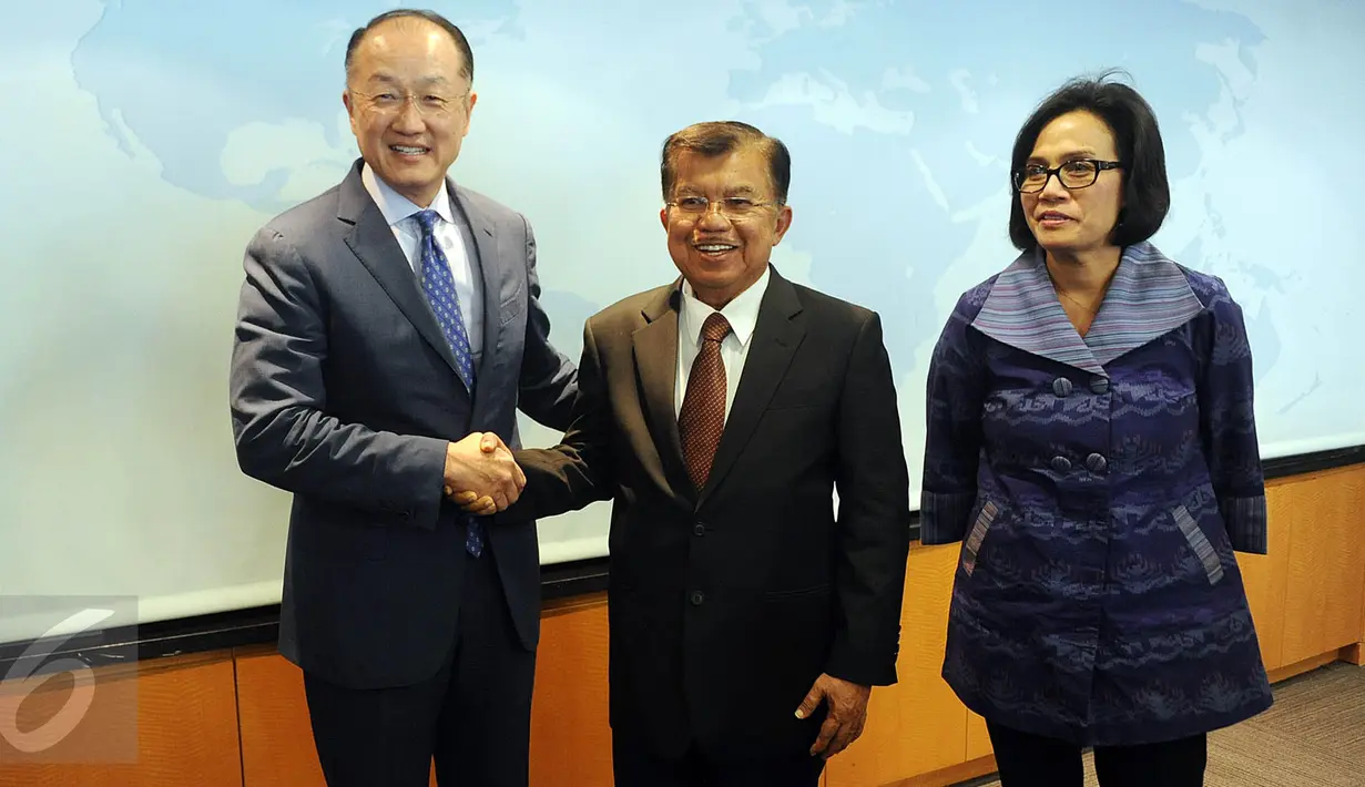 Wakil presiden Jusuf Kalla (tengah) bersalaman dengan Presiden Bank Dunia, Jim Yong Kim di Washington DC didampingi Managing Director Bank Dunia, Sri Mulyani di Washington DC, Amerika Serikat, (1/4).(Tim Media Wapres)