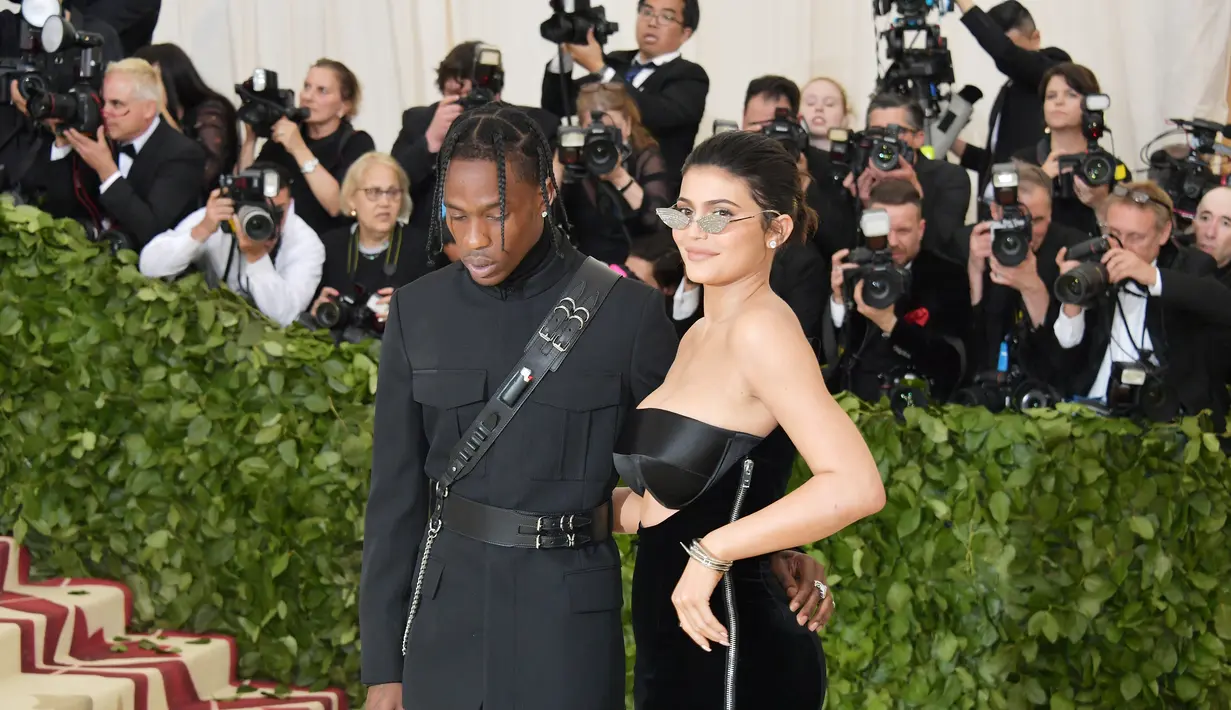 "Travis menganggap kesuksesannya adalah hal yang seksi. Hal itu membuat Travis ingin melamarnya," ujar seorang sumber. (NEILSON BARNARD / GETTY IMAGES NORTH AMERICA / AFP)