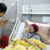 Yana Zein masih terus berjuang melawan kanker hingga saat ini. Dukungan penyemangat terus berdatangan untuk Yana. Termasuk Charlie Van Houten yang datang memberikan semangat dengan membawakan sepenggal puisi. (Deki Prayoga/Bintang.com)