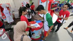 Pengunjung berpartisipasi dalam Kampanye Berbagi Tangan Sehat Melalui Cuci Tangan, Jakarta, Minggu (2/10) Dalam rangka menyambut Hari Cuci Tangan Sedunia, Lifebouy memberikan pengetahuan mengenai pentingnya cuci tangan. (Liputan6.com/Helmi Afandi)