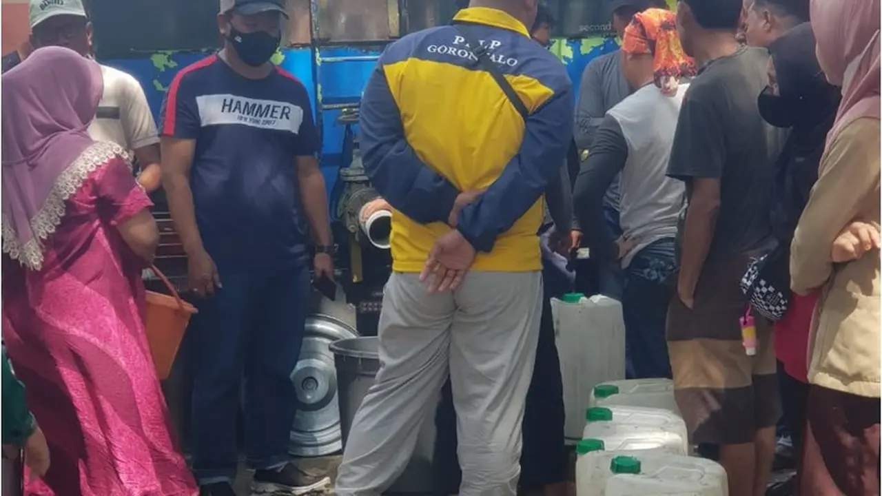 Minyak goreng curah dengan harga distributor Rp13.000 didistribusikan di Kabupaten Gorontalo dan Gorontalo Utara, Sabtu (19/3/2022). Dok – Komperindag