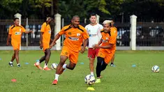 Bek Persipura, Andri Ibo (ketiga kiri) berebut bola dengan Zulham Zamrun saat berlatih di Lapangan C Senayan, Jakarta, Selasa (5/5/2015). Latihan tersebut persiapan jelang AFC 2015 di Bengaluru, India, 12 Mei mendatang. (Liputan6.com/Helmi Fithriansyah)