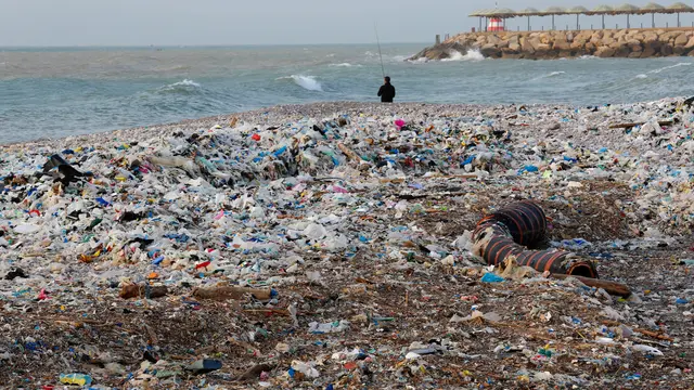 Badai Seret Sampah ke Pantai Lebanon
