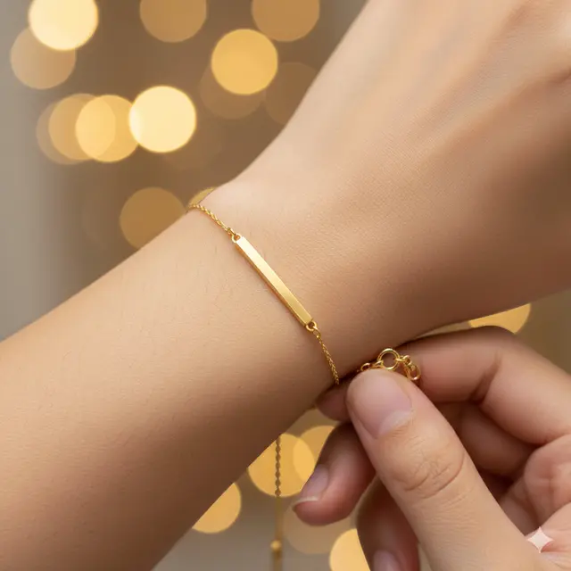 4. Gelang Rantai Tipis dengan Hiasan Bar Emas Horizontal