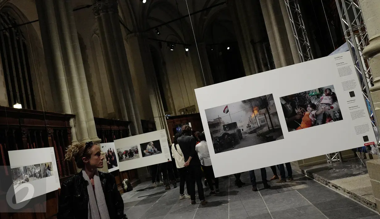 Sejumlah karya yang dipajang dalam pameran World Press Photo Festival 2017 di De Nieuwe Kerk, Amsterdam, Belanda, Jumat (21/4). (Liputan6.com/Immanuel Antonius)