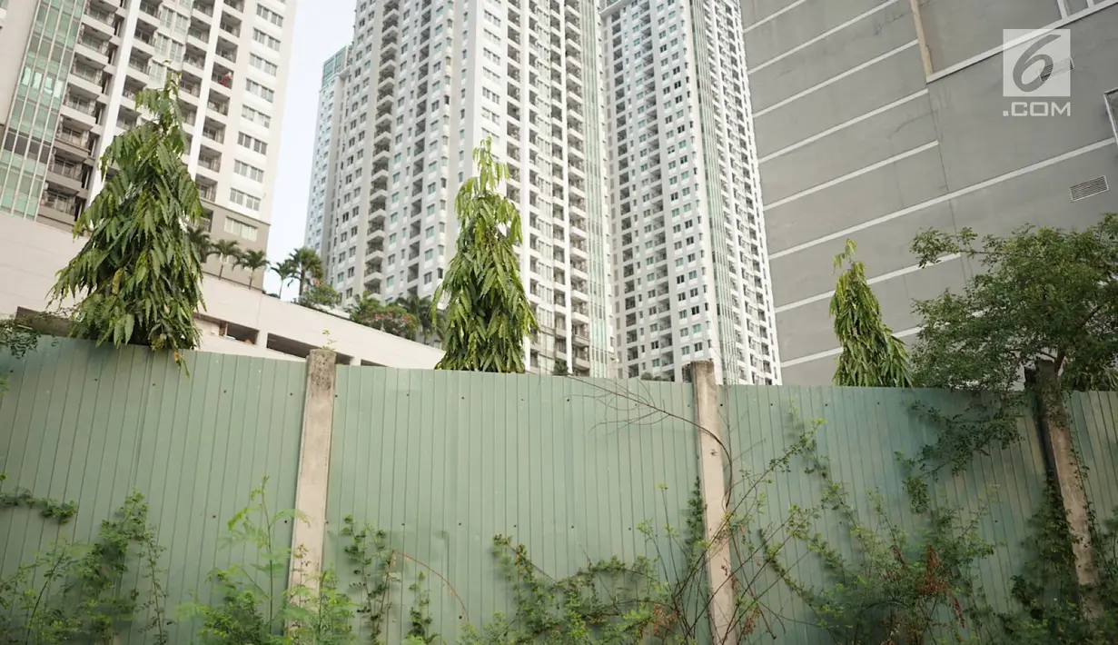 Gedung-gedung tinggi kawasan elite Thamrin terlihat dari Kampung Kebon Melati, Jakarta Pusat, Selasa (24/9/2019). Kampung Kebon Melati berada di balik gedung-gedung tinggi kawasan elite Thamrin. (Liputan6.com/Immanuel Antonius)