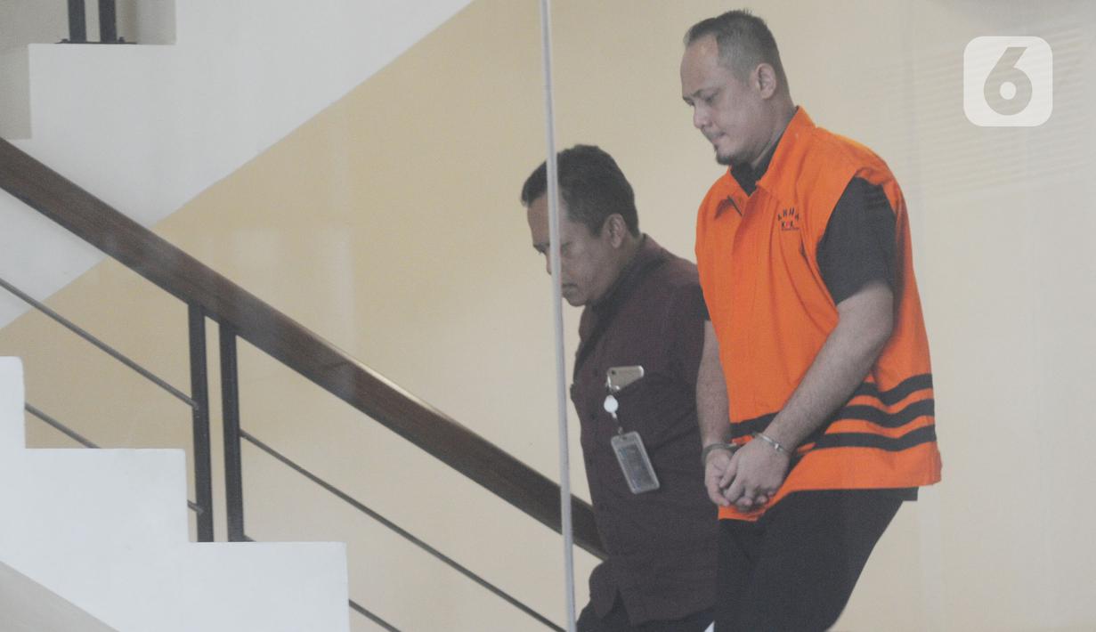 Kasubbag Protokol nonaktif Pemkot Medan, Syamsul Fitri Siregar bersiap menjalani pemeriksaan di Gedung KPK, Jakarta, Kamis (12/5/2019). Syamsul Fitri Siregar diperiksa terkait kasus dugaan suap proyek dan jabatan yang menjerat Wali Kota Medan Nonaktif, Tengku Dzulmi Eldin. (merdeka.com/Dwi Narwoko)